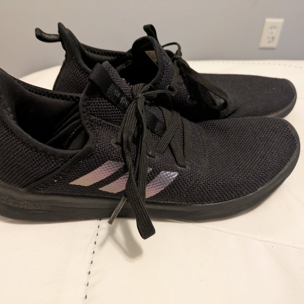 EUC Women's Adidas Cloudfoam tennnis shoes - size 10